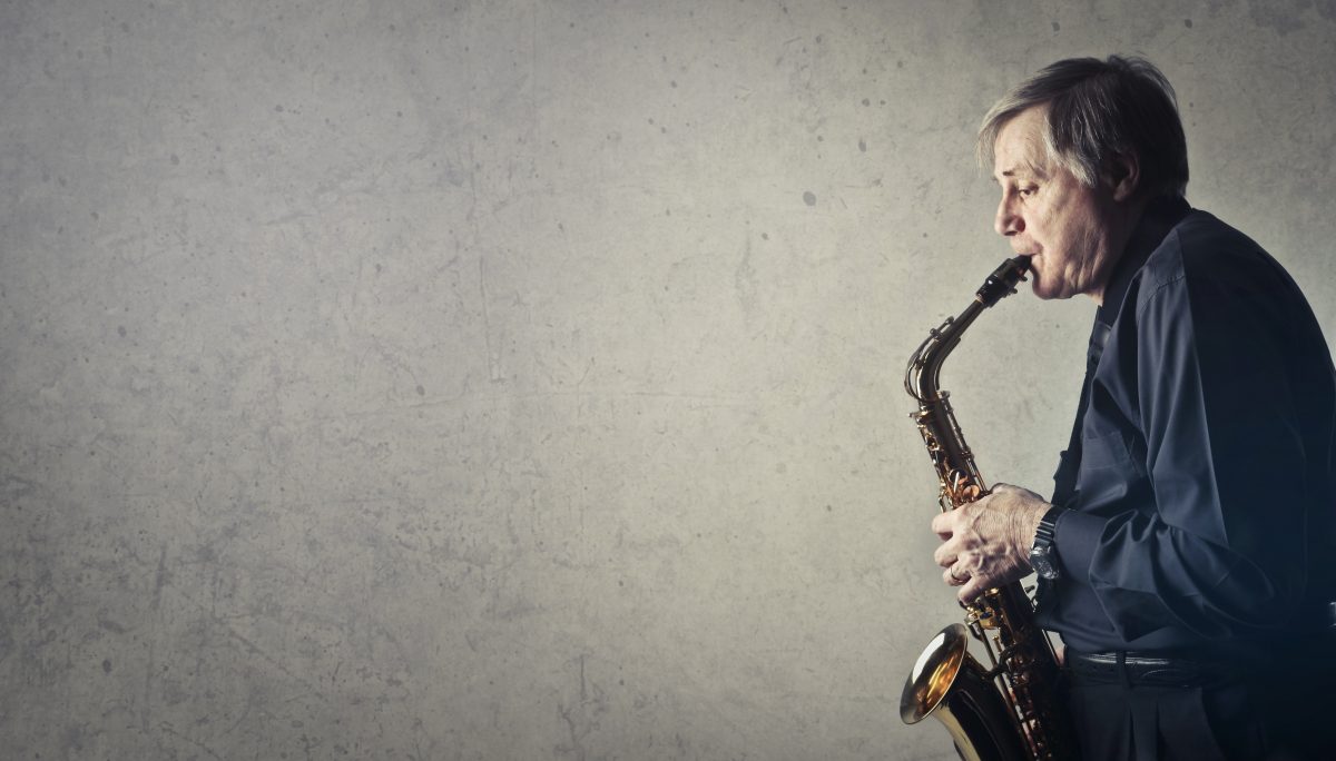 Mann som spiller jazz