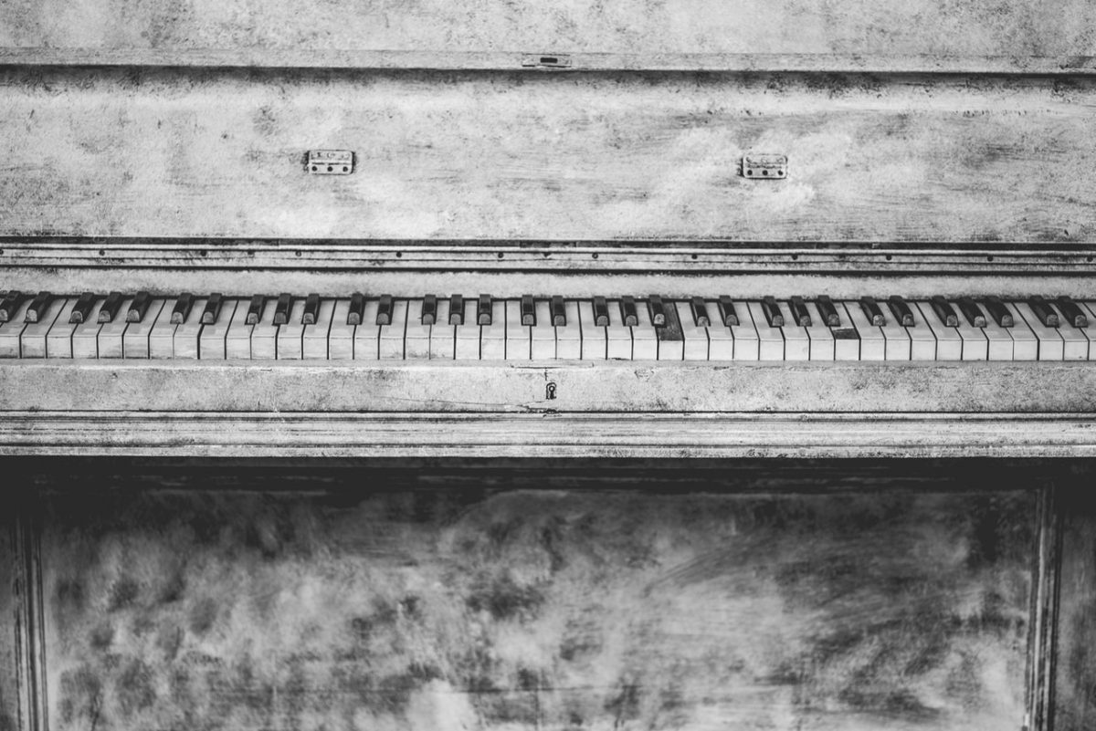 Et gammelt piano
