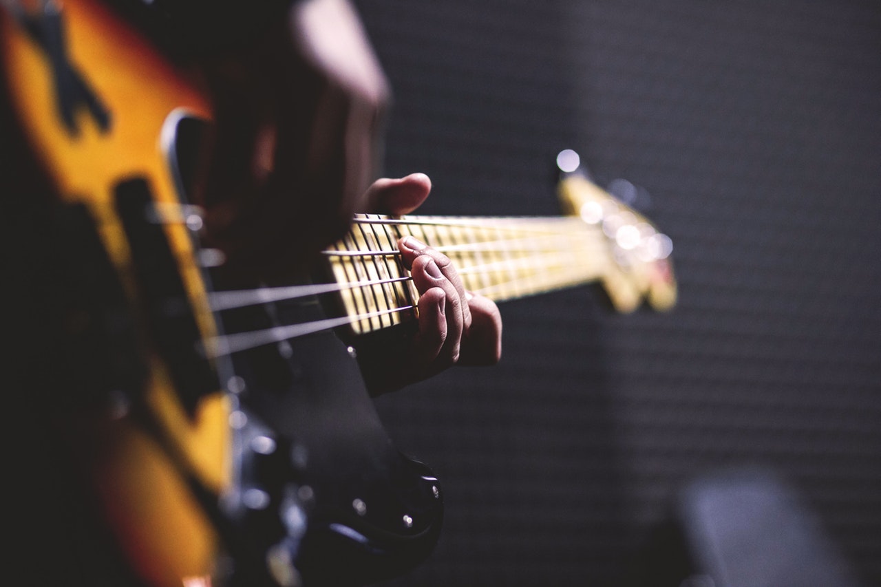 Closeup av bassist