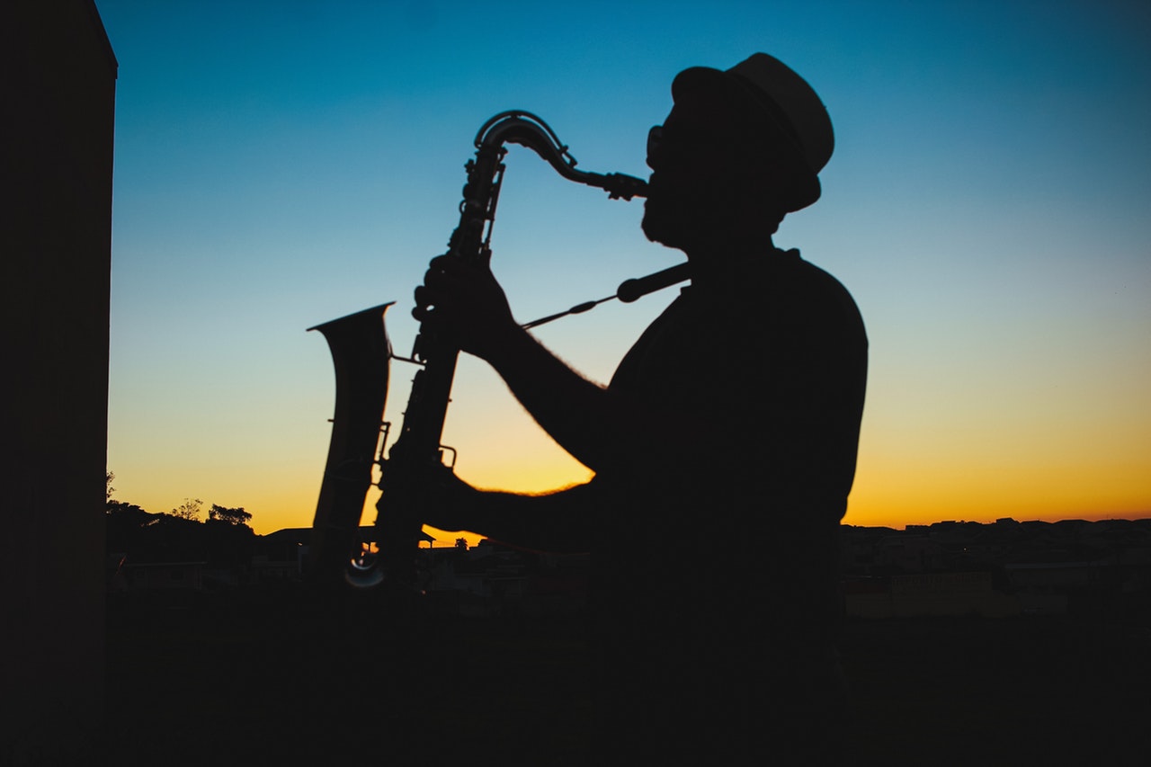 Saksofonist i solnedgang